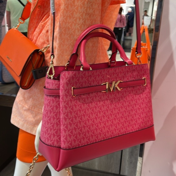 MICHAEL KORS
Reed Large Graphic Logo Belted Satchel
Electric Pink
NWT - Picture 2 of 16